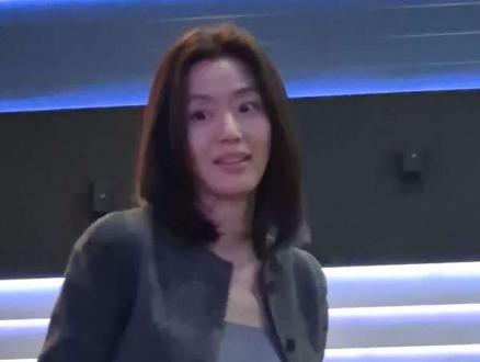 女神太美太飒,身材也太好了吧!
这次釜山行导演拍的群体可以可以!!我喜欢😍
#全智贤 #韩国电影 #釜山行 #群体