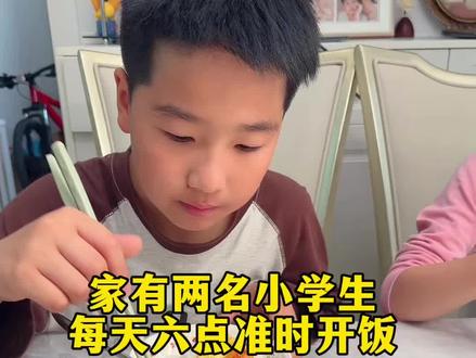 家有两名小学生,每天晚饭六点准时开饭,小朋友不爱吃豆腐可以试试这样做,下饭又简单。还有我家吃不够的蒜薹肉沫,看看最后给他俩吃美了#蒜薹肉沫 #家常菜 #下饭菜 #日常vlog #记录真实生活