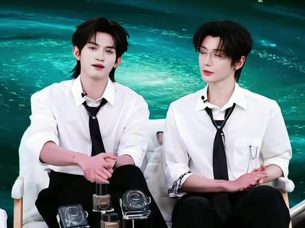 不是!云旗原来你这么在意和你哥是不是情侣装啊 所以说之前的情侣装真的是刻意的嘛~#绝配 #安利 #万万没想到 #直播 #云熠