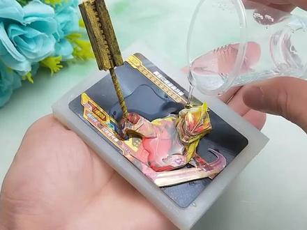 贝利亚奥特曼黄金卡做成卡雕,用战斗仪封印起来,黄金形态真帅气