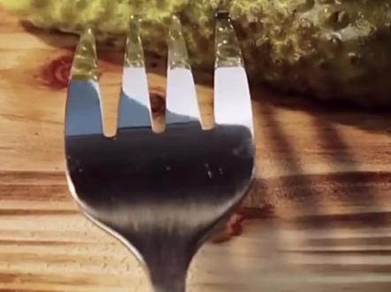 #好吃到爆 #酸黄瓜 酸黄瓜是俄罗斯当地一道非常有名的腌制品。酸黄瓜的味道酸中带甜、清脆宜人,是非常理想的下饭菜。而黄瓜中所富含的各种营养元素,也使得食用酸黄瓜对身体健康十分有利。