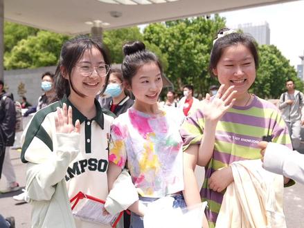 盐中考场 走出考场的考生 他们这么说 #第一位走出考场的考生 #我们如此热爱盐城 #盐城 #高考 #盐城 @DOU+小助手