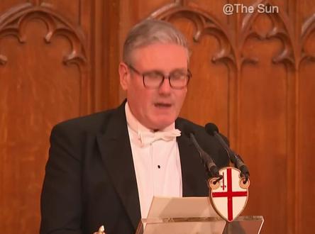 12月1日,英国首相斯塔默在伦敦金融城市长晚宴上的言论引发网友关注。网友表示,一边高调肯定中国崛起,主动寻求商业合作,一边又刻意强调称中国对英国造成所谓“国家安全威胁”,被网友评论为妥妥的“心态分裂”。