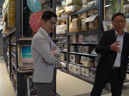 中国网红车,阿拉伯满街跑!在迪拜,中国制造到智造,全能买到 在阿拉伯沙漠卖中国毛衣,开玩笑吧?别说,还超热卖!你知道,中国义乌以外的全球最大义乌在哪吗?对,就在阿联酋。这里,中国商城遍地,甚至还开了巨型的Yiwu Market。背靠全球最大国际机场,以及中东与非洲最大港口,在贸易战当下,这一带一路上的超大中转站,越来越火爆,这期 #義见# 带你独家深入,看贸易战的一大解方!
#硬核深度计划 #贸易战 #义乌 #迪拜 #小米SU7