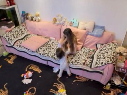 女人带孩子真有那么累吗?在我印象里,曾经她好像总是乐呵呵的,精灵古怪的,也总能带动周围人一起欢乐,后来,生了三个孩子后,印象里的她好像慢慢消失了,变得现在这样总是情绪失常,有时候我真的不知道怎么去安慰开导她….唉😮💨#夫妻 #爱情 #宝妈带孩子 #婚姻 #原创视频