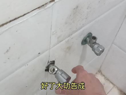水关不了,带水换阀门,水花四溅,师傅只花几分钟就搞定了 #漏水维修 #遇到事情不要慌 #卫生间漏水 #漏水 #记录出租房生活 #福州水电维修