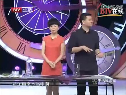 自来水有股“消毒水”味儿?能饮用吗? 为什么自来水有股"消毒水"味?能饮用吗?
很多朋友发现
家里的自来水有时会有股"消毒水味"
一些嗅觉敏感的人甚至出现恶心干呕的症状
让人不禁担心自来水的安全
这种"消毒水味"究竟从何而来
自来水还能饮用吗
自来水中的"消毒水味"源自余氯
为了预防自来水在输送过程中滋生细菌
自来水厂会进行加氯消毒
并在自来水中保持一定的余氯量
以保证消毒的持续作用
一般距水厂近的家庭自来水
余氯含量相对会更高
《生活饮用水卫生标准》(GB5749-2022)
规定末梢水中的余氯含量应在0.05-2mg/L之间
除了气味难闻
余氯超标的水口感、味道也不好
长期饮用会大大增加溃疡、心脏疾病
冠状动脉粥样硬化甚至癌症等患病的风险
虽然煮沸可以去除自来水中的部分余氯
但在煮沸的过程中
余氯很容易跟水中有机物发生反应
生成三氯甲烷等对人体有害的副产物
余氯具有挥发性
不仅会经口摄入人体
在沐浴、洗涤等用水场景中也可能进入人体
皮肤、肺部、眼睛、毛发、肉类、蔬果
等有毛细孔的氧化表层很容易吸收余氯
用余氯超标的水洗澡
更容易使头发干涩打结、皮肤干燥敏感
对孕妇、儿童的伤害尤其大
中央净水机是以活性炭作为主要滤料
吸附水中余氯、重金属、病毒、有机物、藻类
并过滤掉泥沙、铁锈、固体悬浮物
等有害物质的水处理设备
可用于全屋净水处理
保障家庭用水安全
改善饮用水口感
精选优质食品级椰壳活性炭
强度高、吸附能力强
搭载出口158个国家和地区的"倍世IOT智慧阀头"
品质可靠、运行稳定
具有自动反冲洗功能
可根据当地水质情况设定冲洗增加次数
定期冲洗、排走截留的污物
避免水质二次污染
延长滤料使用寿命、降低维护成本
还有智能防泄漏、手机远程控制等增值功能
带来更安心和舒适的使用体验.
#净水 #净水机 #净水器 #净水器水龙头 #直饮机