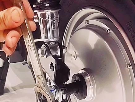 后减震调节小妙招、简单、好用#雅迪#忠义车业雅迪电动车@抖音小助手 @DOU+小助手