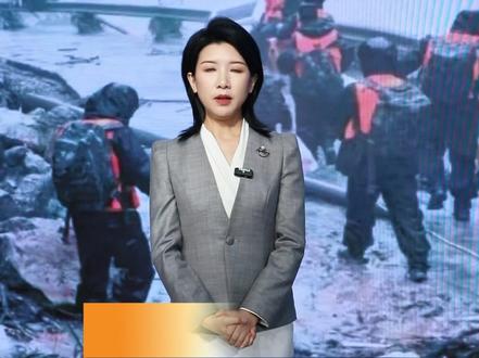路通了,灯亮了,信号满格了 恩施,我们一起向前走 距离那场特大暴雨,已经过去了四天。
四天里,我们经历了断联的无助,也见证了“生命线”的贯通。
如果说前几天是“生死时速”的抢险,那么现在,恩施已经全面转入“聚力重生”的恢复。
路、电、网,这些曾被洪水剥夺的日常,正一点点回到我们身边。
接下来,我们跟随镜头去看看受灾点的情况。
现场记者: 467。这是昨晚在现场参与电力抢修的人数。他们连夜驰援,累计立电杆近100根,展放线路14公里。今天,沙道沟镇到白水河村的电力主干线路已经全线贯通。467人,100余根电线杆,意味着什么?意味着灾害发生后的每一个夜晚都有人与黑夜赛跑。
记者: 灯一盏一盏地亮,路,也在一米一米地通。6条公路、17处中断、路基损毁2万立方米。机械进不来,作业面狭窄。抢修方案是“外从两端推进、内从村里向外扩展,在鸳鸯峡合拢”。目标是1天内人能走,3天内车能过。
记者: 通信恢复更早一步。20日上午,白水河村已基本恢复对外通信。连调往重庆途中的卫星通信车,都被紧急“截”下来调头驰援。
记者: 进村之前,“恩施速度”还是一个概念。站在这里,我才明白它意味着什么——是467人一夜集结,是无人机飞不过去的地方人爬过去,是机械进不去就用肩膀抬进去。
恩施速度,不是冰冷的数字。是一群人,为了另一群人能早一天回家,豁出去的日日夜夜。
看到这些画面,我很感慨。灾害袭击了我们的家园,但也让我们看到了什么是“恩施力量”,什么是“恩施速度”。
它是狂风暴雨中的守望相助;是向险而行的责任担当;是无论风雨有多大,我们一直在一起。
路通了,灯亮了,信号满格了……一切都在慢慢变好。
今天是24节气的小满,时至小满,苦尽甘来,我们一起加油,让历经风雨的恩施大地,重焕生机、安稳向好。#暴雨