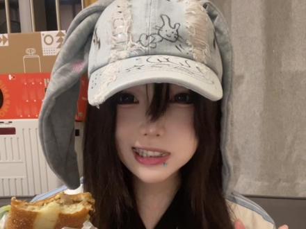 我真的碎了 家里洗衣机嗡嗡乱叫😭尽量减少杂音了,你个臭洗衣机你到底要干什么啊,嗡嗡嗡,嗡嗡嗡,能不能安静点,难不成你想和我一起做吃播是吗哈哈哈哈哈哈,你只能看着我吃,不要再嗡嗡嗡了,棍啊啊啊啊啊啊#美食博主 #麦当劳 #吃 #吃饭 #香香