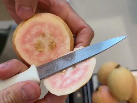 第一次吃粉芭乐,里面芯的口感还蛮神奇的#粉芭乐 #芭乐