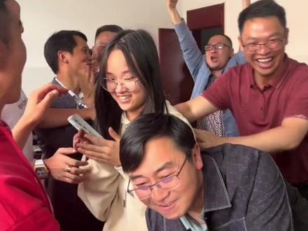 6月23日(采访)云南昭通镇雄县,老师帮学生查高考成绩查出“隐藏款”,学生懵了,老师们激动地站起来狂喊“屏蔽啦!”采访回应:进了全省前50名会屏蔽分数。#高考 #高考成绩