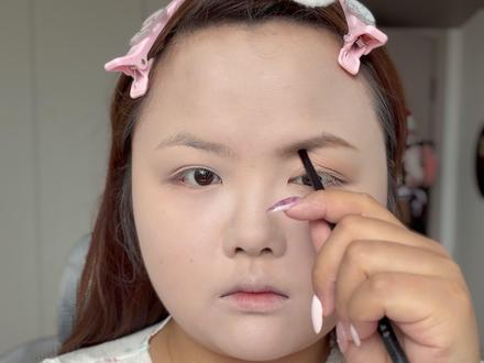 超级适合方圆脸小宝的古早亚裔妆来啦~快来跟我一起画吧! 特别适合带帽子啊!!#古早亚裔妆 #motd #抖音美妆春夏宝藏 #美妆模范生#晒晒我的春夏宝藏