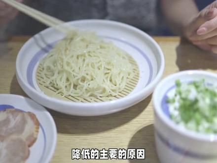 该来的还是来了,
就在文章准备新开酒吧之后,
八号院的问题全部暴露出来了,除了价格,复购率低成为了最主要的问题。
他店刚开业就有网友指出很可能逃不过明星开店的结局,虽然表面看起来一片繁华,但是他的32元的肉夹馍比普通店要贵了7、8元,18元的肉夹馍也贵了好几块。
28元一碗的凉皮更是把价格翻了一倍,那么多人去更多的是凑热闹、图新鲜。
当时蜂拥赶到青浦夏都小镇这个高端商圈吃凉皮的人,70%都是粉丝,所以他现在18%复购率虽然远低于行业的40%,但也是再正常不过的事情。
面条的口感和服务管理也是复购率降低的主要的原因,刚开始的时候因为没有电子叫号经常出现错单、漏单的情况,食材保管也是一大难关。
明星可以带来流量,顾客可以为情怀买一次单,但生活还是得踏踏实实,想要回头客就得把味道和性价比提升上去。
大家觉得文章开酒吧是不是为了转移自己的工作重心?#文章