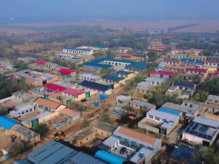 泊头市四营镇黄屯村,南邻泊富路1.5公里。据记载:永乐六年1408年黄氏由山西洪洞大槐树迁此立村。现有村民710户,居民人口2370人。建有黄立荣红色教育基地,活动广场、篮球场,耕地面积5500亩已全部流转至两个农村专业合作社耕种,现有工业环保产业大规模企业6家,中型企业30余家。#记录真实生活 #美丽乡村