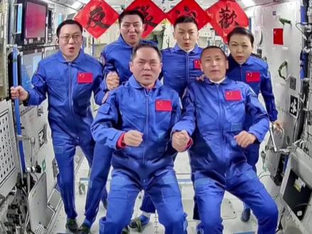 神二十三乘组一名航天员太空出差一年,要跨过哪些未知关卡?#新闻今日谈 #神二十三航天员太空出差一年 #神舟二十三号成功对接空间站