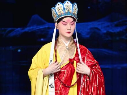 西游记之又见大仙
北院院草裘识饰唐僧,王梦婷饰玉兔,杨少彭饰佩奇猪八戒,谁能想到整了个男高音唐僧~唱爽了。#合光之夜 #谁说京剧不抖音 #裘识 #青年戏曲传播者 #王梦婷