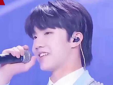 苏新皓黑西装新发色,帅到犯规!