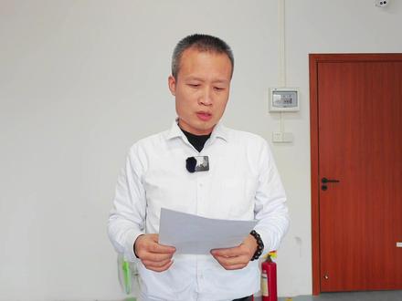 科目四 K4-1:作业现场应急处理 2025年中山市电工证 一、低压触电时脱离电源方法及注意事项:
(1)、发现有人低压触电·立即寻找最近的电源开关·进行紧急断电·不能断开开关则采用绝缘的方法切断电源
(2)、在触电人脱离电源的同时·救护人应保证自身安全·还应防止触电人脱离电源后发生二次伤害
(3)、让触电者在通风暖和的处所静卧休息·根据触电者的身体特征·做好急救前的准备工作
(4)、如触电人触电后己出现外伤·处理外伤不应影响抢救工作
(5)、夜间有人触电·急救时应解决临时照明问题
二、 高压触电时脱离电源方法及注意事项:
(1)、发现有人高压触电·应立即通知上级有关供电部门·进行紧急断电·不能断电则采用绝缘的方法挑开电线·设法使其尽快脱离电源
(2)、在触电人脱离电源的同时·救护人应防止自身触电·还应防止触电人脱离电源后发生二次伤害
(3)、根据触电者的身体特征·派人严密观察·确定是否请医生前来或送往医院诊察
(4)、让触电者在通风暖和的处所静卧休息·根据触电者的身体特征·做好急救前的准备工作
(5)、如触电人触电后己出现外伤·处理外伤不应影响抢救工作
(6)、夜间有人触电·急救时应解决临时照明问题
三、低压脱离电源的五种方法:(拉、剪、挑、拽、垫)
(1)、拉闸断电:触电附近地点有电源开关或插销的·可立即拉开开关或拔下插头·断开电源
(2)、剪断电线:用带有绝缘手柄的钳子把电线剪断·注意要逐一切断·并且错位切断
(3)、挑开电线:当电线或带电体落在触电人身上或被压在身下时·用干燥的木棍挑开电线使之脱离电源·挑开电线时注意“不可用力挑开”
(4)、拽开触电者:拽触电者衣领或皮带等不到电的位置·单手拖拽触电者使之脱离电源
(5)、垫离地面:触电者如果导线缠身·或手指痉挛紧握导线·则用干燥木板塞进触电者身下·使其与大地绝缘·然后再采取办法切断电源线
四、高压脱离电源的方法:
若在高压电器设备或高压线路上触电·为使触电者脱离电源·应立即通知有关部门停电
或用适合该电压等级的绝缘工具(如戴绝缘手套、穿绝缘靴、绝缘棒)解脱触电者·救护人员在抢救过程中·应注意自身与周围带电部分留有足够的安全距离
#中山市哪里考电工证 #中山市考电工证去哪里报名 #中山市考电工证在哪里考最快 #共创教育 #中山市共创教育