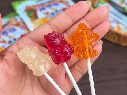 这才是可以放心给小朋友吃的果汁棒棒糖,#小鹿蓝蓝 专为小朋友制作的不添加白砂糖的#果汁棒棒糖 真实果汁制作,酸酸甜甜的,里面还添加了益生元和维生素C,可爱的卡通动物造型,小朋友也很喜欢#糖果#儿童零食#棒棒糖
