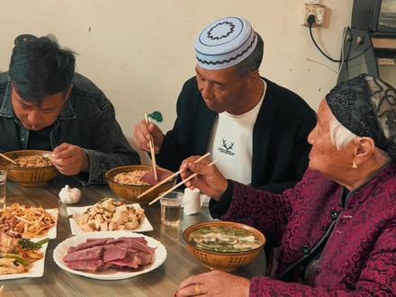 #二孩生活记
父母在,人生尚有来往,父母不在,人生只剩归途。现在你在妈妈身边吗?