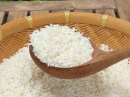 用稻草灰做一份碱水粽子