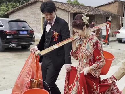 莆田媳妇儿过门第一件事情是拜堂,第二件事就是挑水意义添子添丁,招财纳福。
#接亲花絮 #莆田 #传统婚礼习俗 #婚礼现场 #最美新娘 #中式嫁衣 #接亲花絮 #农村结婚习俗