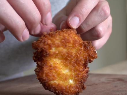 就剩奶酪了,怎么办❓油炸马苏里拉。赶紧解封啊啊啊#疫情下的生活 #疫情居家美食 #芝士 #奶酪 #抖音热门 #抖音美食 #意大利