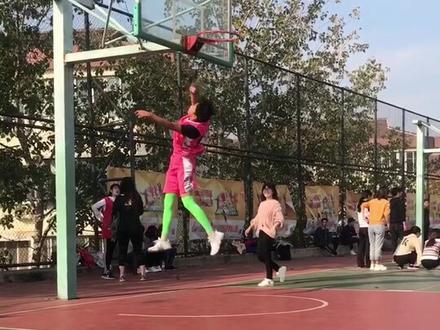财经大学标准篮筐,大概摸了多高,欢迎评论。本人16岁,感谢大家支持🙏@抖音小助手