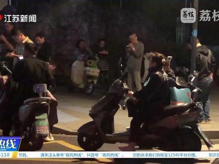 【调查|学校订购的全价教辅 市面上却难觅其踪?】 昆山的刘先生向《政风热线》反映,他的孩子今年刚上高一,就收到学校的一份教辅资料订购回执单,虽然是“一教一辅”,但9门学科算下来要缴纳800多元,于是刘先生准备自行购买,看能否找到相对优惠的价格,没想到经过一番寻找,他发现市面上竟找不到这些教辅的踪影,这是怎么回事?#教辅 #教辅资料 #政风热线我来帮你问厅长