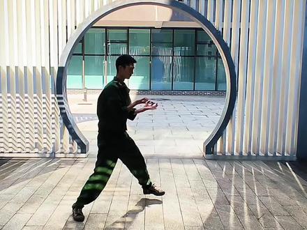 #黑龙十八手教学 第一式:青龙探爪(空手夺刃)。