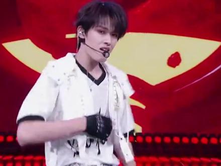 哥几个就这样在微博之夜上演小品#TOP登陆少年组合 #微博之夜 #朱志鑫 #苏新皓