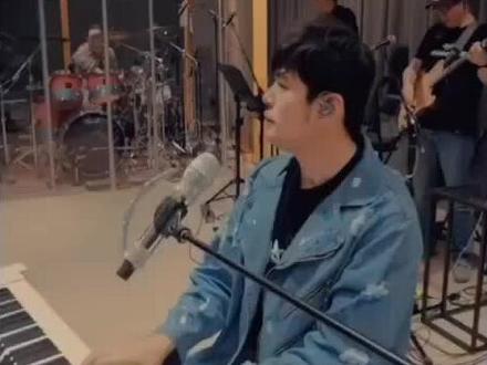 新专辑确实可以,可老歌却拥有我整个青春呀#太阳之子周杰伦