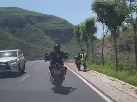 这个手势你明白什么意思吗?#摩托车安全驾驶 #机车 #杜卡迪