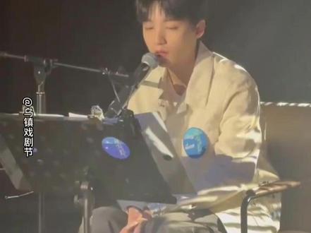 #王俊凯首部话剧官宣 #王俊凯饶晓志四搭
14日,晓年青剧团出品制作的《趁世界还年青》正式官宣:该剧将由饶晓志编剧导演,@TFBOYS-王俊凯 、饶晓志、何文君领衔主演。这是王俊凯首次登上戏剧舞台,也是与导演饶晓志的第四次合作。饶晓志自2022年起多次公开邀约王俊凯合作话剧,2025年10月两人在乌镇戏剧节首次合作朗读会《被讨厌的勇气》,饶晓志评价王俊凯表演“真诚投入,可打95分”。