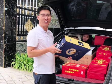 兄弟们,结过婚第一年去丈母娘家送月饼,没经验,想看看你们都是拿的啥?评论晒个图#女婿来了 #中秋节