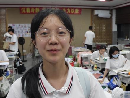原来距离25高考已经过去了整整一年了,恍若昨日 视频拍摄于2025.6.6高中最后一节晚修结束,自此我高中生活画上了句号
#25届高考 #高考#高三 #最后的晚自习 #校园生活日常