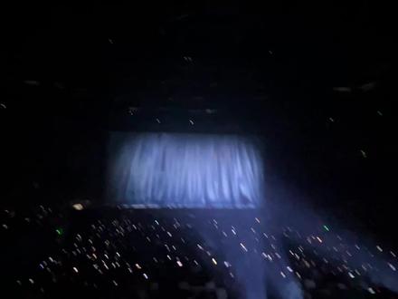 再发一个雨爱🌧️❤️现场版 真的一开始被舞美震撼 一股清爽的梦幻感 夏日雨后窗帘浮动 女孩在唱自己的绵长心事 巨巨巨好听 声音超级有厚度#虞书欣 #虞书欣演唱会 #雨爱虞书欣 #雨爱现场版 #云初令