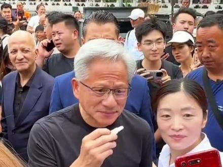 果然人不能太出名! 黄仁勋指甲的话题直接冲上了热搜!#黄仁勋 #灰指甲#英伟达