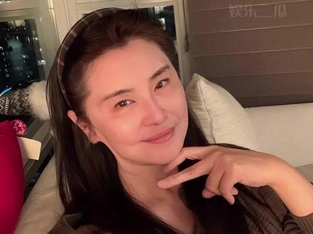 明明已经退圈息影21年,为何王祖贤突然入驻社交平台?一句“希望每个人都开心”道尽多年信仰#王祖贤 #齐秦 #王祖贤入驻抖音 #影娱热点团 #内容启发搜索