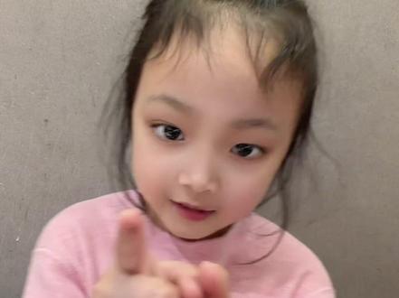 王安宇生日快乐 我能怎么办 🤣 女儿非要我发给#王安宇 啊 我也没有他好友…… 这小东西数都数不明白 居然能记得#王安宇生日快乐 但五岁真可能是最小的粉丝了吧……