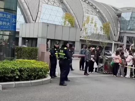 助理姐姐特意出来收信,还跟大家说这次不是公开行程,本来是不出来打招呼的,只要大家乖,不闹不挤,就会满足一下大家!成都的姐妹热情!#接机现场 #郝熠然 #云旗