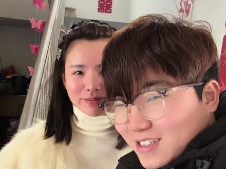 96女和02男已婚的第一年春节能收多少红包?今天是大年初一,在这里弟弟祝所有的粉丝们新年快乐、马到成功、马上发财、马年行大运,策马扬鞭,好运马上到!#过年 #磕头拜年 #大年初一 #我的乡村生活 #新年红包