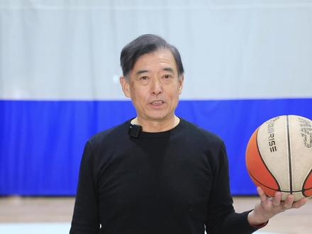 你知道篮球场上有各种时间限制吗?3秒违例,5秒违例,8秒违例,24秒违例,分别代表什么,你知道这些违例手势吗?出现违例了应该怎么办?在初学篮球时或者刚开始打全场时,这些都是我们必须要知道的最基础的篮球知识!收藏学习,一起快乐涨球!#篮球教学 #篮球裁判 #篮球基本功 #犯规 #违例 @热点小助手