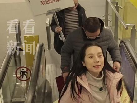 机票多次取消后再改签!#53名中东滞留游客平安回到上海 领队多次奔走保障老人药品充足 #直击第一线