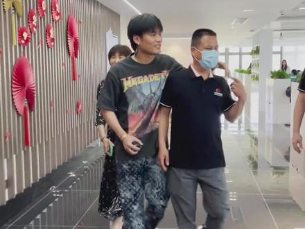 以前他也是个,爱闯祸的少年
后来急匆匆跑到中年,撑起我们的一片天。@疯狂小杨哥 @疯狂大杨哥(日常) @杨爸 @🌹杨妈🌺