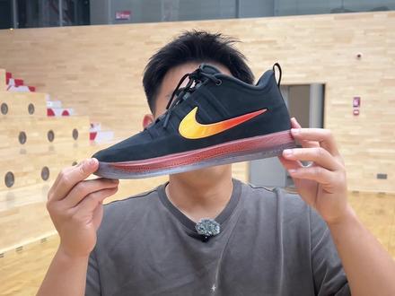 比1代重量30多克? 哈喽兄弟们,今天开箱的是布克2代的黑橙配色,拿到手后明显感觉重了很多,一上称果然比1代重了30多克!但是质感和颜值好了很多,兄弟们觉得这双鞋子颜值如何呢?#布克2 #布克 #青年创作者成长计划