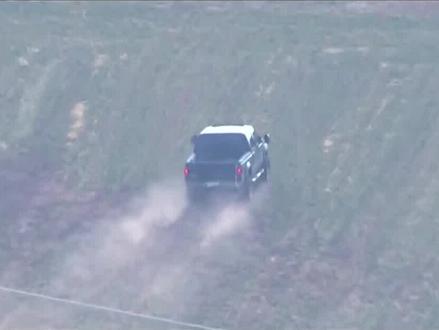 皮卡变成蹦蹦车,还掉进臭水坑,嫌疑人是怎么做到的呢! #美国警察 #美国警察追车 #美国警察追捕 #追捕