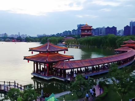 我知道你为了什么而来!就是西安大唐芙蓉园这盏康师傅冰红茶巨型花灯!披风翻飞超有氛围感,喝着冰爽痛快的冰红茶打卡,线下领福利、线上赢大奖,赶紧约上闺蜜冲,后续还会点亮更多城市,关注蹲一波~
#冰红茶为你而来@康师傅饮品官方 @康师傅饮品西安总站 #我知道你为了什么而来