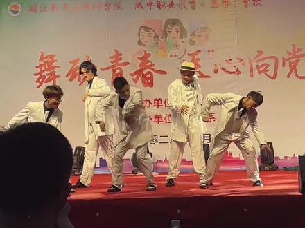 #popping #韩国五虎@HOZIN #演出现场 上一个角色演的太深入了,导致口罩忘记取了。那就用口罩跟个音效吧。韩国五虎的舞感觉真的很难。